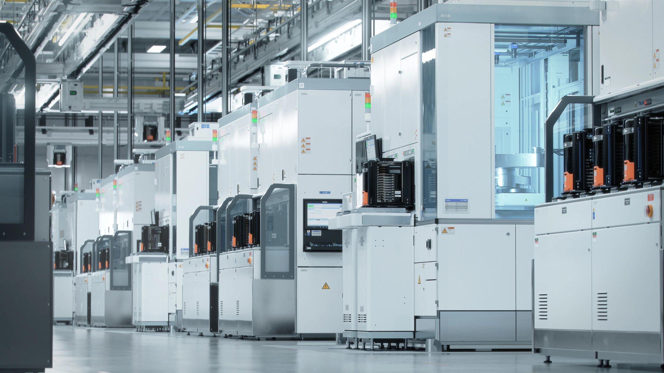 Semiconductor production fab cleanroom with overhead wafer transfer system